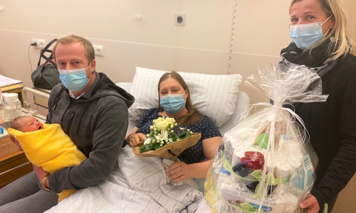 Aline Prasse (r.), gratuliert Nancy Meinecke und Dennis Riethmüller zur Geburt ihres Sohnes. 