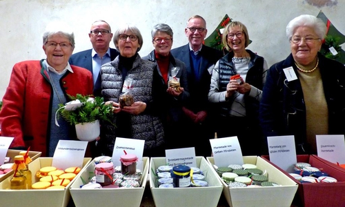So wie auf dem Archivfoto aus dem Jahr 2019 freuen sich die Ehrenamtlichen über Besucher im Kaufhaus Bähr. 