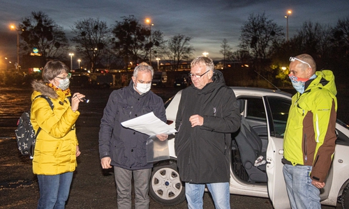 Regina Meißner, Pfarrvorstand St.Bernward, Stefan Meißner, Hannes Sorge, Thomas Langemeyer, Landwirt besprechen auf dem Schützenplatz bei angehender Dunkelheit den Ablauf und die Art der Beschallung und wo die Bühne hinkommt.