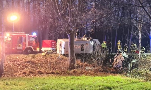 Ein schwer beschädigtes Fahrzeug liegt im Straßengraben. Ein anderes liegt auf der Seite. Video: aktuell24