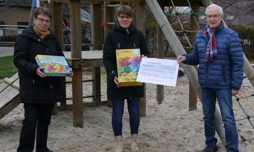 Gisela Förster, Stefanie Kuhlenkamp und Bernd Schreiber bei der Spendenübergabe.