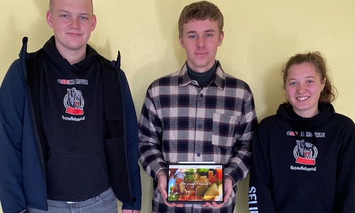 Paul Steffen, Frederik Liehr und Selina Rawe mit dem neuen Kochbuch (v. li.).