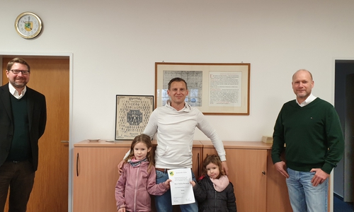Bürgermeister der Gemeinde Sickte Ingo Geisler (rechts) und Gemeindedirektor Marco Kelb überreichten dem neuen Ortsheimatpfleger von Sickte Stefan Bormann im Beisein seiner Töchter Amira und Amalia seine Berufungsurkunde und freuen sich auf die Zusammenarbeit.