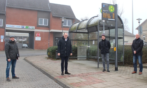 Florian Kreter, Tiefbauabteilung Stadt Seesen, Bürgermeister Erik Homann, Geschäftsführer Pülm Reisen GmbH Carsten Pülm und Uwe Zimmermann, Leiter des Fachbereichs Ordnung (v. li.).  