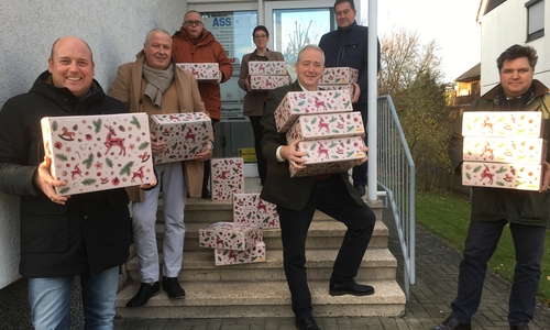 Mit den Paketen vor der CDU-Kreisgeschäftsstelle: Holger Bormann, Andreas Glier, Andreas Meissler, Sarah Grabenhorst-Quidde, Frank Oesterhelweg, Uwe Lagosky und Uwe Schäfer.