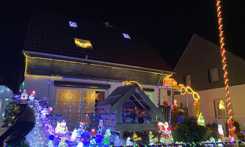Das Weihnachtshaus in Heiningen leuchtet jedes Jahr zu Weihnachten und zieht viele Besucher an.