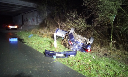 Das Auto landete auf dem Dach.