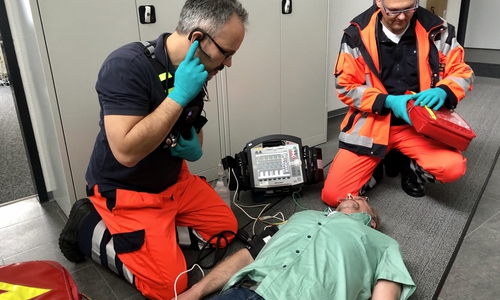 Die Notfallsanitäter vor Ort kommunizieren über Telefon und Video mit dem Notarzt in der Rettungsleitstelle. Durch die Telenotfallmedizin wird die Verfügbarkeit der Ressource Notarzt erhöht.