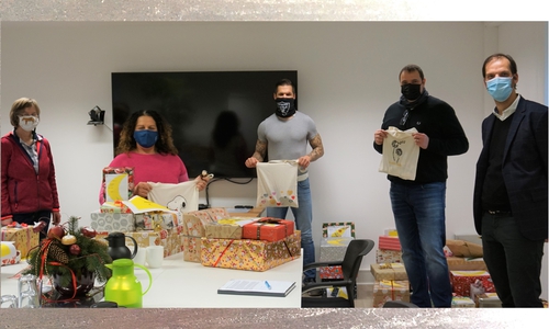 Bescherung: Mitarbeitende von VW Fiancial Services erfüllen Wünsche für Kinder der Diakonie: Gabriele Zikoll (DJFK), Maria Valente, Mirco Thiel, Holger Neumann (VW FS), Thomas Pförtner (DJFK) (v. li.).