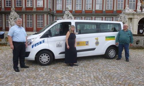 Die Vorstandsmitglieder des Fördervereins präsentieren den neuen Bus der Kinder und Jugendfeuerwehren in Wolfenbüttel.