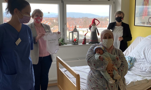 Das 471. Baby in diesem Jahr wurde jetzt in der Asklepios Harzklinik begrüßt, Ali, im Foto mit seiner Mutter Nariman Darwish aus Langelsheim. Als erstes Baby erhielt es nun einen Body geschenkt, Aufschrift: „Ich bin ein Harz Baby“, mit auf dem Bild: Hebamme Anika Weitze, Pflegedirektorin Kerstin Schmidt und Geschäftsführerin Adelheid May (v. li.).   