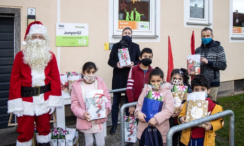 Die Kinder konnten sich schon jetzt über eine Bescherung freuen.