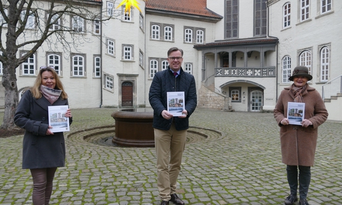 Merle Höfermann, geschäftsführende Gesellschafterin des Calluna-Verlags in Gifhorn, Landrat Dr. Andreas Ebel und Gunhild Posselt, Geschäftsführerin der Gemeinnützigen Bildungs- und Kultur GmbH, stellten den Kreiskalender vor.