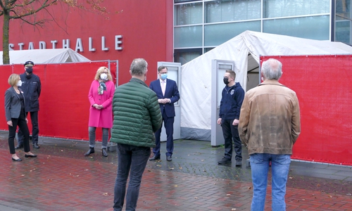 Landrat Dr. Andreas Ebel lud alle Beteiligten wie die Geschäftsführerin der Stadthalle Gifhorn, Dagmar Marcks-Lübberinck, Thomas Bodendiek, Leiter der Polizeiinspektion Gifhorn, und die erste Stadträtin Kerstin Meyer ein, um den aktuellen Stand des Impfzentrums zu präsentieren.