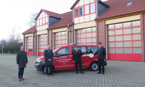 Der neue Mannschaftstransportwagen ist jetzt einsatzbereit. Stationiert ist er in Steinlah. Die Übergabe nahmen vor (v.l.n.r.): Baddeckenstedter Samtgemeindebürgermeister Klaus Kubitschke, der stellvertretende Landrat Julian Märtens, Kreisbrandmeister Tobias Thurau und der stellvertretende Baddeckenstedter Gemeindebrandmeister Christian Kassel.  