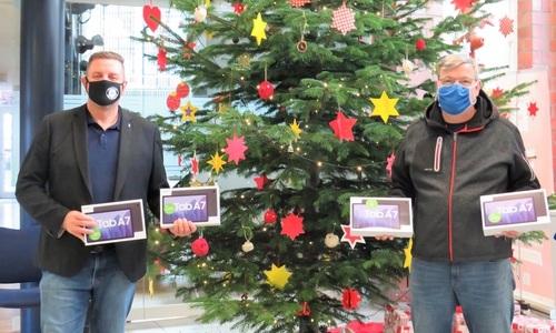 Bürgermeister Andreas Busch nahm die Tablets von Olaf Ehlers entgegen.