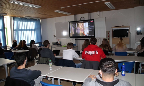 Die Videokonferenz mit dem Spiegel-Journalisten fand über das Panel-TV statt.