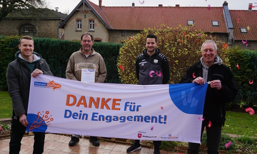 Gelungene Überraschung in schwierigen Zeiten (v.l.): Daniel Lorenz (Co-Trainer 1.Herren), Michael Haberland, Dennis Lüthge (Kapitän 1.Herren) und Hans-Günter Schenkel (Trainer 1.Herren) im Konfetti-Regen