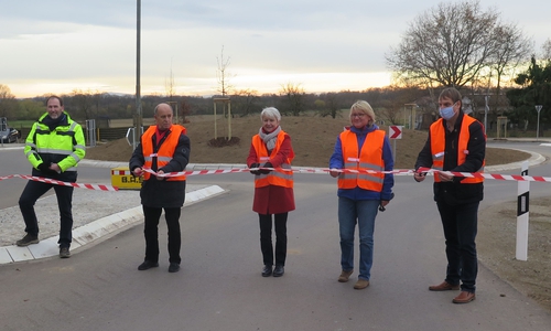 Freie Fahrt für Fahrzeuge, Fahrräder und Fußgänger. Der Kreisverkehr an der K 140 (Helmstedter Straße) zwischen Weddel, Cremlingen und Klein Schöppenstedt wurde heute (4. Dezember 2020) für den Verkehr freigegeben. Parallel zur Straße wurde ein Radweg für Leute gebaut, die zu Fuß oder mit dem Fahrrad unterwegs sind. Neu sind auch zwei barrierefreie Bushaltestellen, die beleuchteten Bushäuschen werden noch aufgebaut. Die Verkehrsfreigabe erfolgte mit einem symbolischen Schnitt durch das Absperrband von (vl.n.r.): Torsten Ruhe (Leiter Tiefbaubetrieb Landkreis Wolfenbüttel), Weddeler Ortsbürgermeister Harald Koch, Landrätin Christiana Steinbrügge, Klein-Schöppenstedter Ortsbürgermeisterin Britta Röber und Detlef Kaatz, Bürgermeister der Einheitsgemeinde Cremlingen.