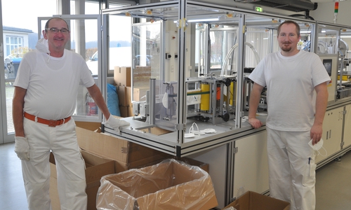 Firmen-Mitgründer Achim Petersohn (links) und der Maschinenführer Robin Bode produzieren am Exer FFP2-Masken.