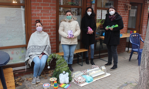Astrid Dieler und Diana Andrzejczak (von links) überbringen den Mitarbeiterinnen des Peiner Frauenhauses e. V. gespendete Weihnachtsgeschenke für die untergebrachten Kinder.