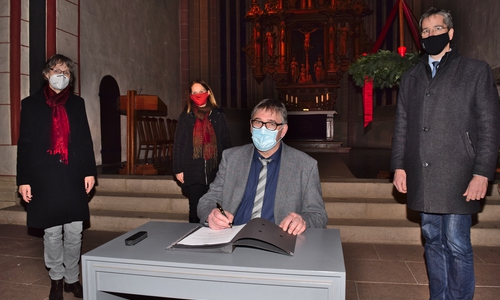 Dr. Oliver Junk (von rechts), Propst Thomas Gunkel, Karin Liebl und Ute Pötig freuen sich über die Unterzeichnung des Depositalvertrags.