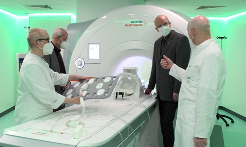 Der neue MRT ist betriebsbereit: Erika Renner, Leitende MTRA, Klinikumsdirektor Wilken Köster,  Klinikumsausschussvorsitzender Ingolf Viereck und Dr. Jürgen Wiens, Chefarzt der Radiologie im Klinikum Wolfsburg (v. li.).
