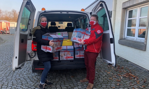 Marc Wegner, Johanniter Dienststellenleiter des Braunschweiger Ortsverbands packt ebenso mit an. 