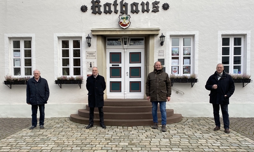 Prof. Dr. Edmund Brandt, 2. von links, neuer Leiter des Projektbüros Werla im Rathaus Hornburg mit von links stellv. Ortsbürgermeister Henning Rabe, Bürgermeister Andreas Memmert und dem Fördervereinsvorsitzenden Frank Oesterhelweg.