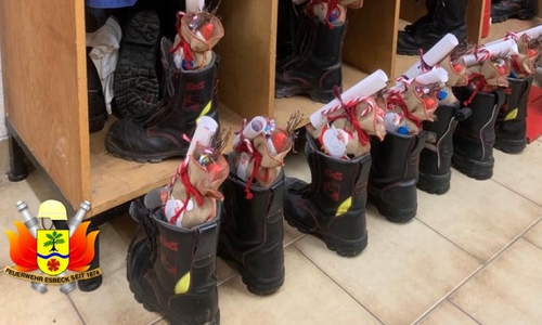 Der Nikolaus war fleißig und hat die Feuerwehrstiefel gut gefüllt.