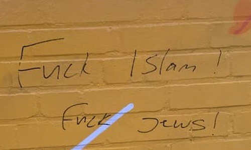 Auch antisemitische und antiislamische Parolen wurden auf die Fassade geschrieben