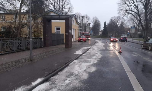 Der Ölteppich verteilte sich großflächig. Ein Ablauf in die Oker konnte durch die Feuerwehr verhindert werden. 