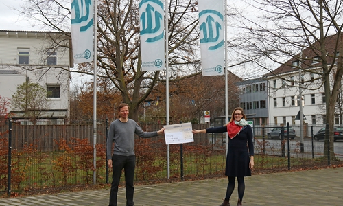 Joseph Wachtel, Leiter der Abteilung Kommunikation und Marketing bei Strube D&S, und Elisabeth Hüsing, Direktorin der Stiftung Zukunft Wald, bei der Spendenübergabe.