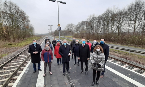Niedersachsens Verkehrsminister Dr. Bernd Althusmann (vorne in der Mitte) und Vertreter der Politik bei der offiziellen Inbetriebnahme des neuen Bahnsteigs in Rötgesbüttel. 