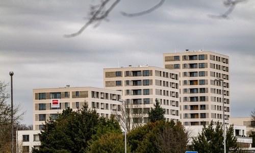 218 neue, moderne und barrierearme Wohnungen zwischen 35 und 120 Quadratmetern entstehen hier am Ortseingang Detmerodes, davon 66 im geförderten Bereich zu 6,10 Euro pro Quadratmeter. 