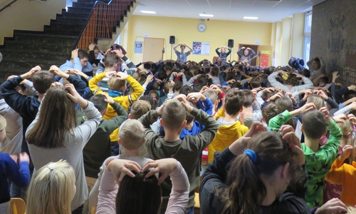 Die Minimusiker bei der Aufnahme in der Schunterschule in Flechtorf.