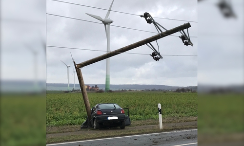Der Mast wurde nur noch durch die Stromkabel gehalten. 