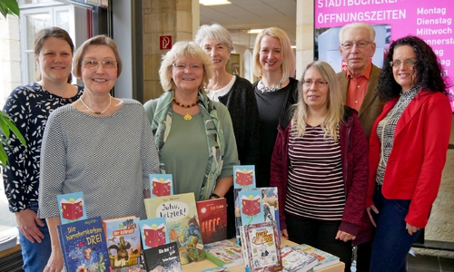 Der Freundeskreis der Stadtbücherei Wolfenbüttel stellt die Bücher der Lesewoche vor: Autorin Katja Frixe, Ille Schneider, Regina Ernst, Gabriele Drewes, Janina Wilhelm (Volksbank), Petra Liekefett, Manfred Wuttke und Daniela Bergmann-Baczynski von der Stadtbücherei (v. li.).