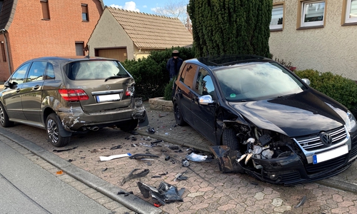 Die beiden parkenden Fahrzeuge wurden massiv beschädigt.