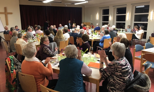 Rund 70 Ehrenamtliche der Michaelis Kirchengemeinde sind zum Fest gekommen.