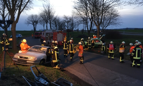 Szenario: Nach einem Zusammenstoß zweier Autos wurde eine Person zwischen Auto und Baum eingeklemmt. Alle sieben Personen in den Autos wurden schwer verletzt.