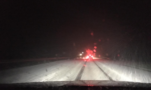 Autofahrer wurden plötzlich vom Schneefall überrascht, wie dieses aktuelle Bild von der A36 nahe Hornburg im Landkreis Wolfenbüttel zeigt. 