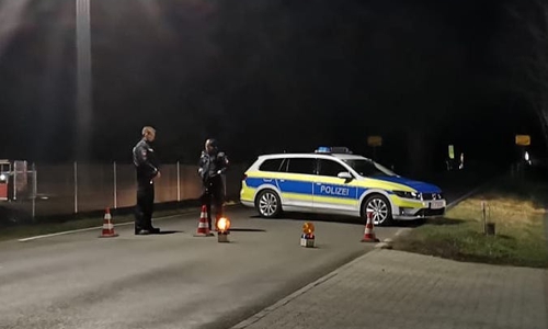 Die Polizei hat die Ortschaft Westerholz an mehreren Stellen abgeriegelt. 