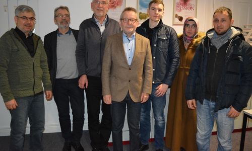 von links: Der Vorbereitungskreis Mehmed Akyalcin von der Takva-Moschee, Gerhard Nolte von der Caritas, Superintendent Dr. Volker Menke,  Moderator Michael Kessler, Said Weber und Melek Yildiz von der Takva-Moschee und Khodr Hammouda von der Al-Hidaia-Moschee.