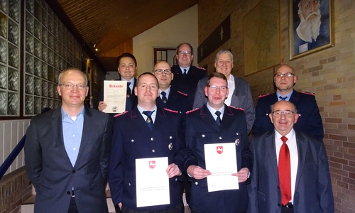 Samtgemeinde-Bürgermeister Marc Lohmann, Feuerwehrfrau Natalia Matzuga, stellvertretender Ortsbrandmeister Patrick Voß, Ortsbrandmeister David Formella, Hauptfeuerwehrmann Peter G. Matzuga, 1. Hauptfeuerwehrmann Michael Voß, Feuerschutzausschußvorsitzender Oliver Ganzauer, Gemeinde-Bürgermeister Bruno Polzin und Oberfeuerwehrmann Dietrich Hemmerling.