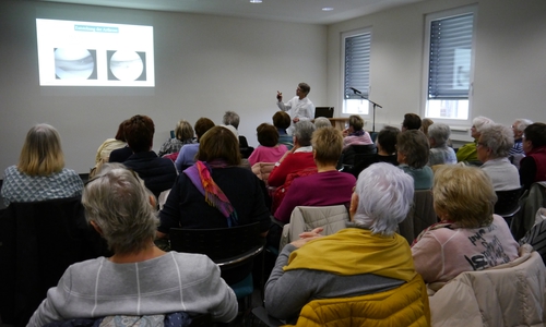Professor Dr. Dietmar Urbach hält einen Vortrag über Arthrose für die LandFrauen Jembke.