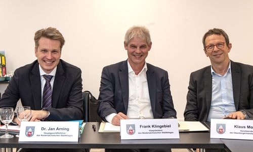 Dr. Jan Arning, Hauptgeschäftsführer des Niedersächsischen Städtetages, Frank Klinebiel, Oberbürgermeister von Salzgitter und Wolfsburgs Oberbüergermeister Klaus Mohrs. 
