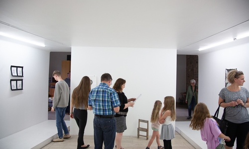 Die Kunstwerke werden ausgestellt.