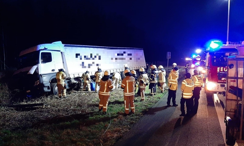 Der verunfallte LKW. Die Feuerwehr ist im Einsatz.