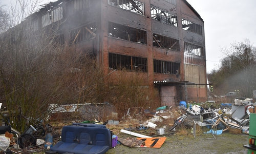 Von dem historischen Gebäude blieb nicht mehr als eine schwelende, Einsturzgefährdete Ruine. 